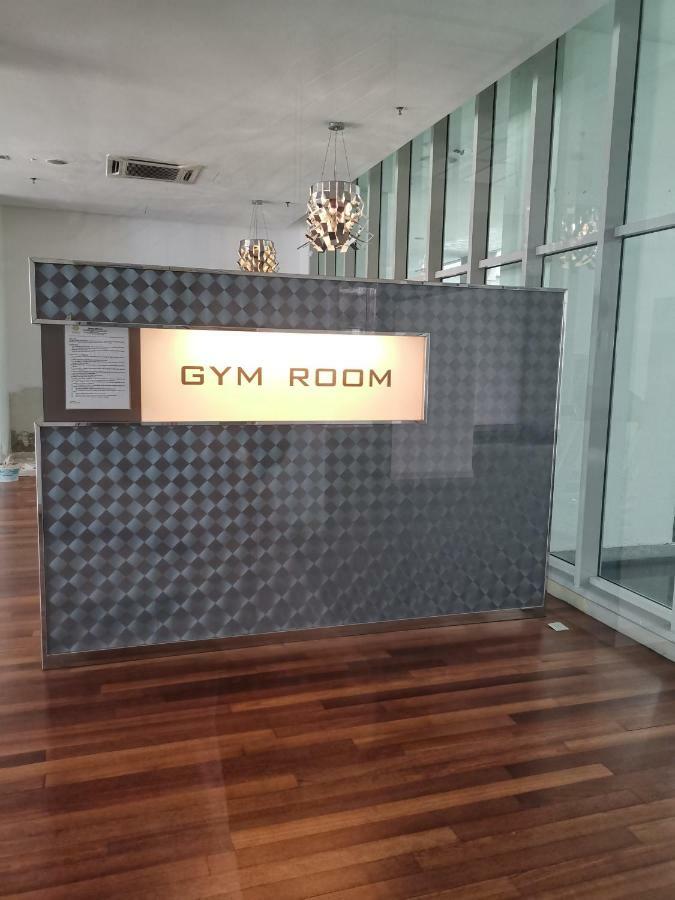 Хостел Regalia Skypool Klcc Куала-Лумпур Экстерьер фото